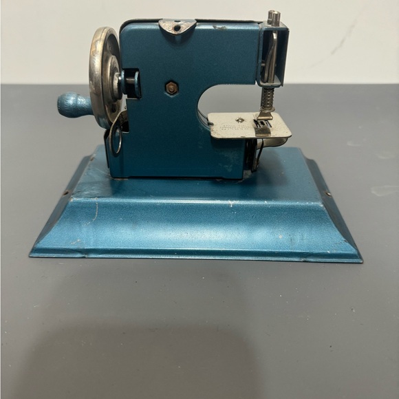 Tin sewing machine - Picture 4 of 6